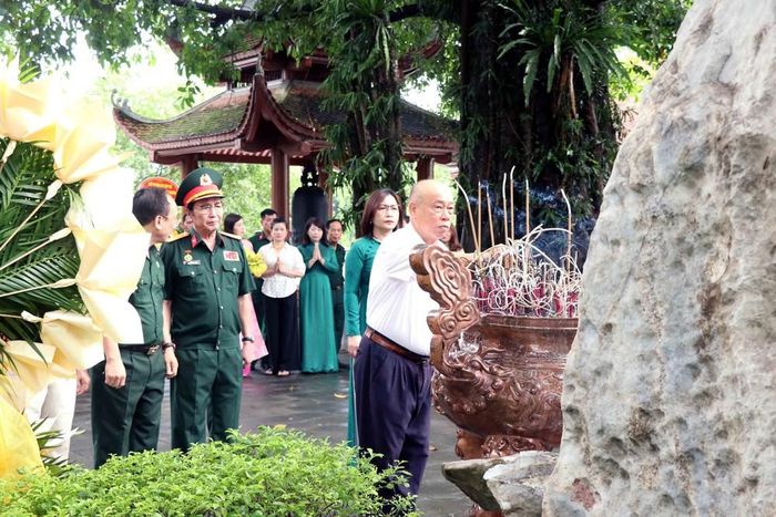 Người dân trên khắp mọi miển Tổ quốc về Di tích dâng hương tri ân các Anh hùng Liệt sĩ. Ảnh: Trần Trang - TTXVN
