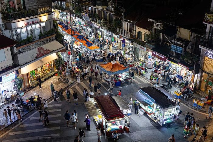 Nhịp sống sầm uất tại Chợ đêm Phố cổ Hà Nội. Trải dài qua các tuyến phố Hàng Đào - Hàng Ngang - Hàng Đường - Đồng Xuân, không gian chợ đêm là điểm đến thương mại - dịch vụ tập trung đông đảo người dân và du khách, đóng vai trò quan trọng trong chuỗi hoạt động kinh tế đêm của Thủ đô. Ảnh: Tiến Long/TTXVN phát