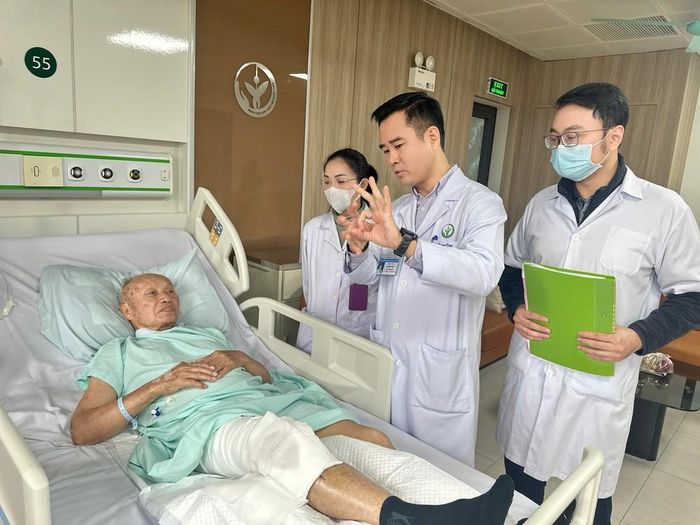 TTƯT.TS.BS Vũ Trung Trực trao đổi với bệnh nhân sau phẫu thuật
