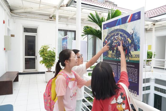 Không gian triển lãm tại sân vườn Viện Pháp Hà Nội khiến công chúng đến đây không chỉ học tập mà còn được xem triển lãm miễn phí