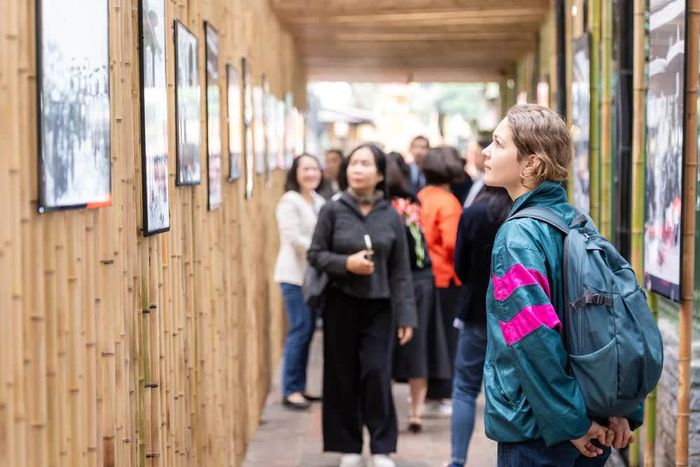 Công chúng tại triển lãm Biennale Photo Hanoi