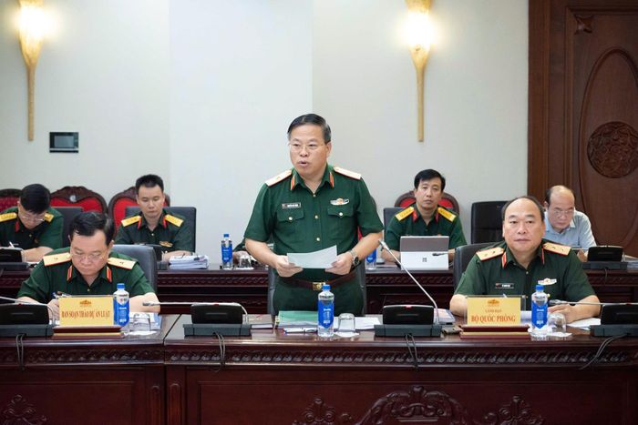 Thiếu tướng Nguyễn Việt Dũng, Cục trưởng Cục Pháp chế, Bô Quốc phòng trình bày Báo cáo tóm tắt về dự án Luật sửa đổi, bổ sung một số điều của 9 luật về quân sự, quốc phòng