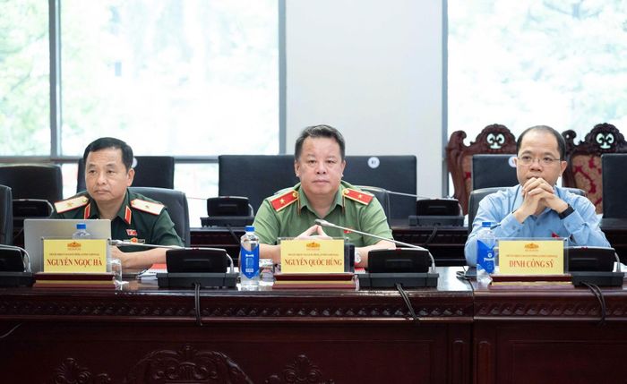 Các Phó Chủ nhiệm Ủy ban Quốc phòng, An ninh và Đối ngoại: Thiếu tướng Nguyễn Ngọc Hà, Thiếu tướng Nguyễn Quốc Hùng và Đinh Công Sỹ