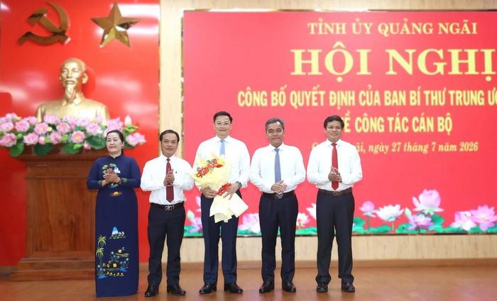 Các đồng chí trong Thường trực Tỉnh ủy Quảng Ngãi tặng hoa chúc mừng đồng chí Nguyễn Đức Tâm.