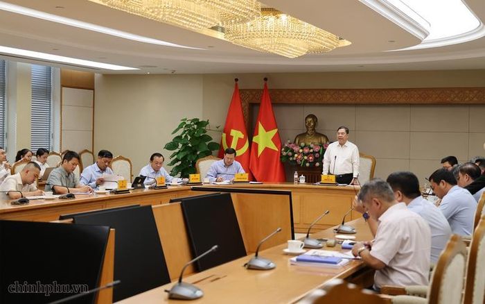 Phó Thủ tướng Thường trực Phạm Gia Túc nhấn mạnh yêu cầu khẩn trương tháo gỡ khó khăn, sớm đưa các dự án điện gió đã hoàn thành vào hoạt động sản xuất, kinh doanh, tránh lãng phí nguồn lực - Ảnh: VGP/Phương Nguyên