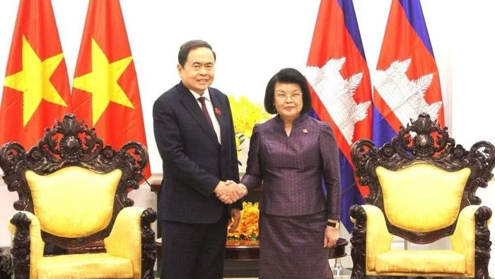 Trong khuôn khổ chuyến thăm cấp Nhà nước tới Vương quốc Campuchia, đồng chủ trì Cuộc gặp cấp cao giữa Bộ Chính trị Trung ương Đảng Cộng sản Việt Nam và Ban Thường vụ Trung ương Đảng Nhân dân Campuchia và Cuộc gặp giữa Người đứng đầu ba Đảng Việt Nam-Campuchia-Lào, chiều 6/2, Chủ tịch Quốc hội Trần Thanh Mẫn đã có cuộc gặp song phương với Chủ tịch Quốc hội Campuchia Khuon Sudary. (Ảnh: TTXVN)