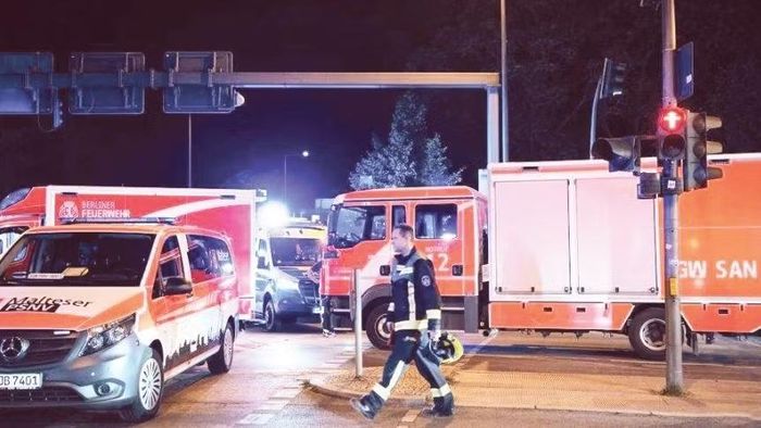 Lực lượng cứu hộ triển khai tại hiện trường vụ lao xe ở Berlin. (Ảnh: TÂN HOA XÃ)