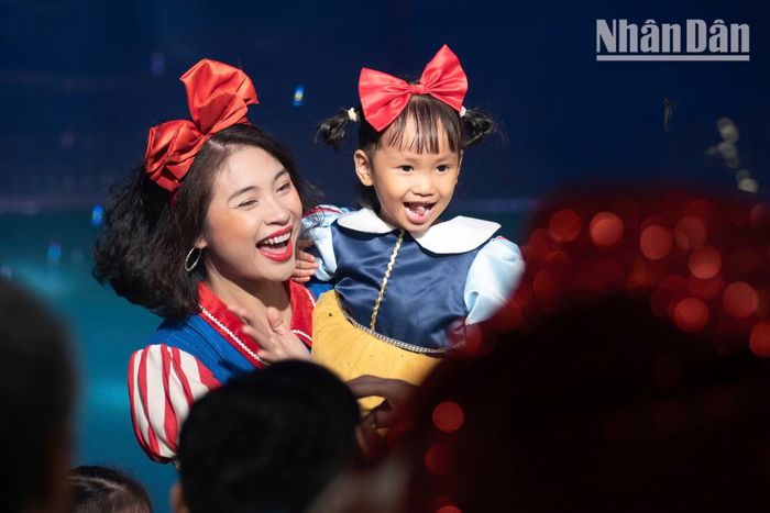 Những câu chuyện cổ tích được làm mới không chỉ mang lại tiếng cười mà còn giúp các em tiếp nhận những bài học về lòng nhân hậu và sự sẻ chia.