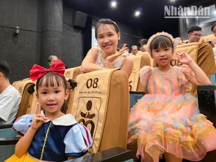 Chị Nguyễn Thị Hồng Nhung, sinh sống tại phường Đại Mỗ (Hà Nội) cùng hai con nhỏ không giấu nổi sự hào hứng khi may mắn trúng vé xem chương trình thông qua một trò chơi tương tác trên mạng xã hội do Nhà hát tổ chức.