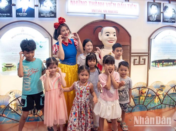 Thông qua những màn trình diễn vui nhộn, vở diễn lồng ghép khéo léo bài học về sự tự lập và lòng chăm chỉ. Các em nhỏ không chỉ được giải trí mà còn được bồi đắp những giá trị sống nhân văn cao cả.