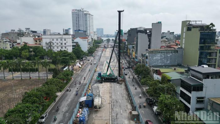 Theo phương án tổ chức giao thông, chiều từ Văn Cao đi Nguyễn Chí Thanh được duy trì ba làn xe, trong khi chiều ngược lại còn hai làn. Hệ thống biển báo, rào phân cách và lực lượng điều tiết được bố trí nhằm bảo đảm giao thông thông suốt, hạn chế ùn tắc trong thời gian thi công.
