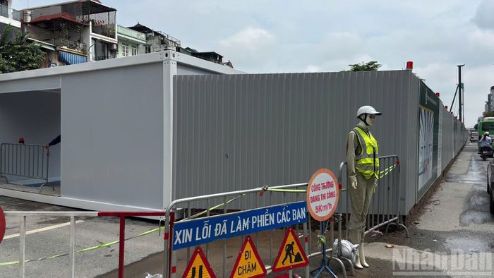 Để phục vụ thi công, đơn vị thực hiện đã thiết lập hệ thống rào chắn dài khoảng 500m trên đường Văn Cao. Phạm vi rào chắn nằm chủ yếu tại dải phân cách giữa và một phần mặt đường, có chiều rộng dao động từ 20-40m.