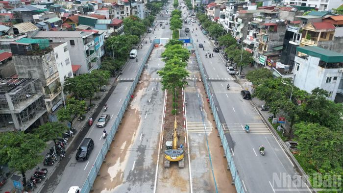 Tại công trường, đơn vị thi công đang tiến hành di dời hàng cây xanh để phục vụ xây dựng ga ngầm.