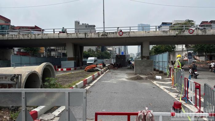 Ông Lê Tuân A., người dân sinh sống trên phố Văn Cao, cho biết: "Việc đi lại có bất tiện hơn so với trước, nhất là vào giờ cao điểm. Tuy nhiên, đây là dự án hạ tầng quan trọng nên người dân đều mong muốn công trình được triển khai đúng tiến độ để sớm phát huy hiệu quả".