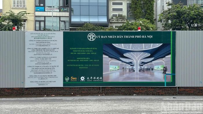 Theo quy hoạch, toàn tuyến có chiều dài khoảng 39,5km, gồm 21 nhà ga, trong đó gồm 6 ga ngầm và 15 ga trên cao. Tuyến bắt đầu từ khu vực Văn Cao, đi qua Ngọc Khánh, Láng, Đại lộ Thăng Long và kết thúc tại Hòa Lạc, đóng vai trò kết nối khu vực trung tâm với đô thị phía tây thành phố.