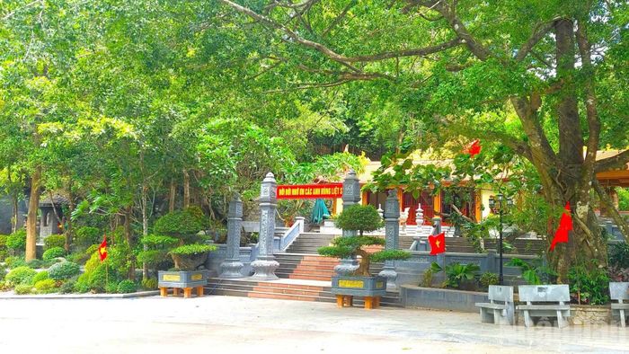 Phút tĩnh lặng ở Di tích quốc gia đặc biệt hang Tám Cô-đường 20 Quyết thắng. (Ảnh chụp cuối tháng 7/2026)
