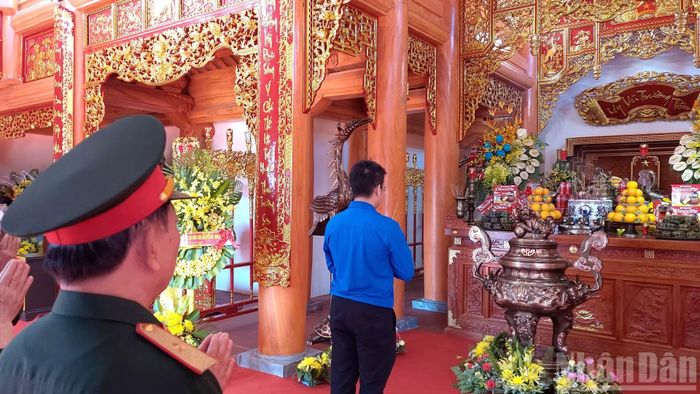 Các đại biểu dâng hương tại Đền tưởng niệm liệt sĩ Trường Sơn, trọng điểm Cà Roòng-ATP trên đường 20 Quyết thắng.