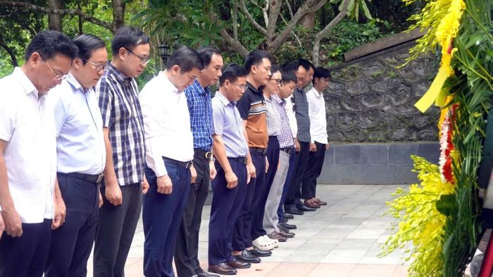 Lãnh đạo tỉnh Quảng Trị dâng hoa, viếng các Anh hùng, liệt sĩ tại Di tích quốc gia đặc biệt hang Tám Cô-đường 20 Quyết thắng.