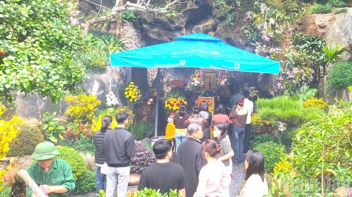 Người dân dâng hương hoa lên ngôi mộ chung của các liệt sĩ tại Di tích quốc gia đặc biệt hang Tám Cô-đường 20 Quyết thắng