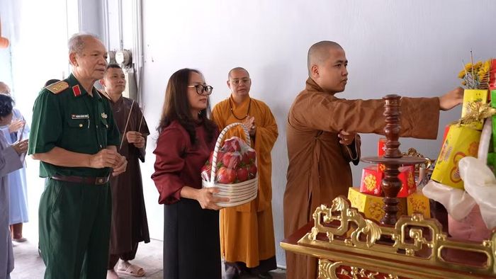 Trung tướng Hoàng Khánh Hưng (ngoài cùng bên trái) cùng tăng ni, phật tử thực hiện nghi thức dâng hương tưởng niệm các Anh hùng liệt sĩ tại chùa Sủi.