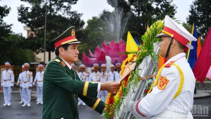 Trung tướng Nguyễn Xuân Dắt, Tư lệnh Quân khu 9 chủ trì lễ viếng.