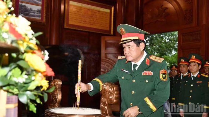 Trung tướng Nguyễn Xuân Dắt, Tư lệnh Quân khu 9 thắp hương Nhà tưởng niệm Chủ tịch Hồ Chí Minh.