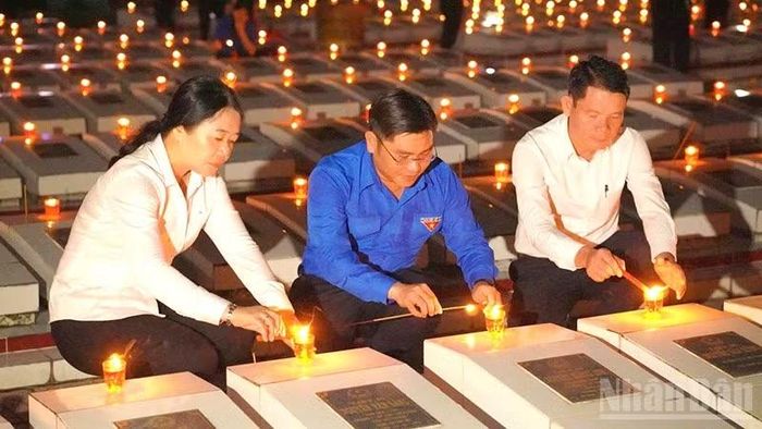 Thắp hương và nến tri ân tại Nghĩa trang Liệt sĩ tỉnh Đồng Tháp (phường Trung An).