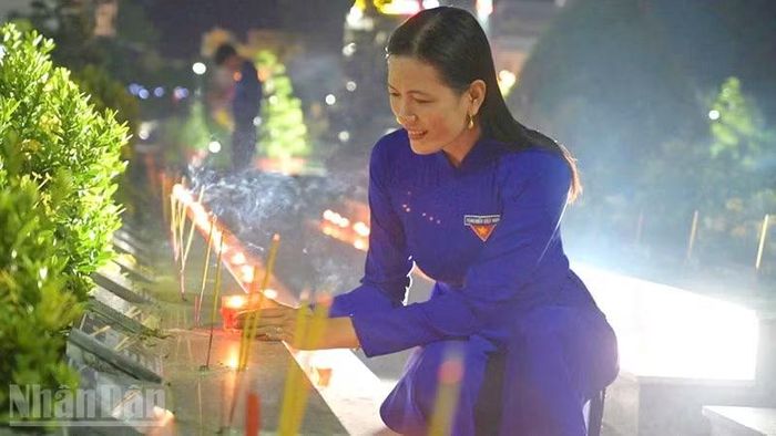 Tuổi trẻ thắp nến tri ân tại Đồng Tháp.