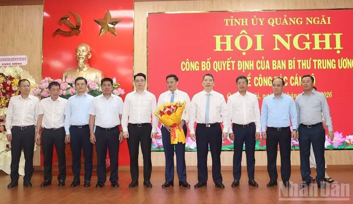Lãnh đạo Bộ Tài chính tặng hoa chúc mừng đồng chí Nguyễn Đức Tâm.