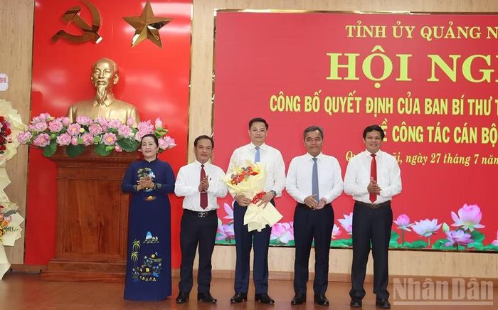 Thường trực Tỉnh ủy Quảng Ngãi tặng hoa chúc mừng đồng chí Nguyễn Đức Tâm.