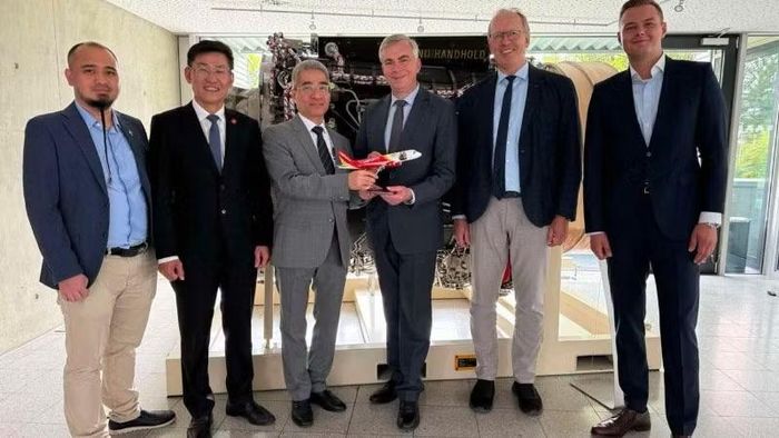 Đại sứ Nguyễn Đắc Thành và đại diện VietJet Air trao quà lưu niệm tặng lãnh đạo Cục Hàng không Liên bang Đức. (Ảnh: Đại sứ quán Việt Nam tại Liên bang Đức cung cấp)