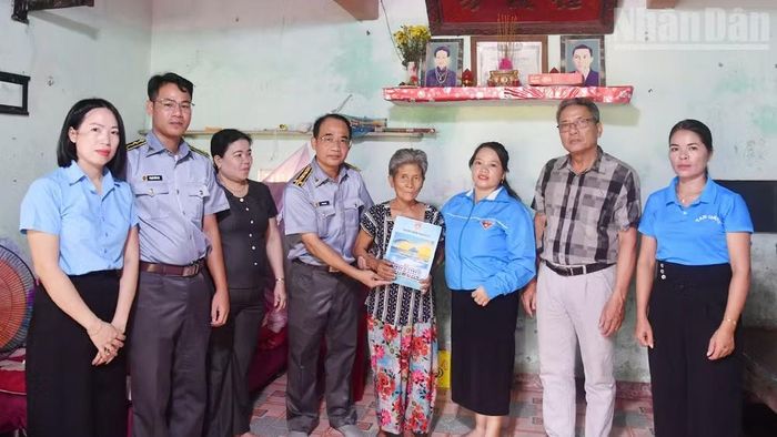 Thăm hỏi, tặng quà gia đình Thương binh, liệt sĩ trên địa bàn.