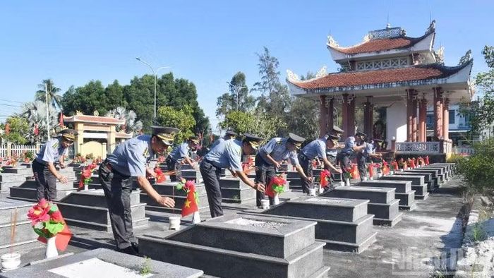 Chi đội Kiểm ngư số 3 thành kính dâng hương tại Nghĩa trang Liệt sĩ Tam Giang (xã Núi Thành).