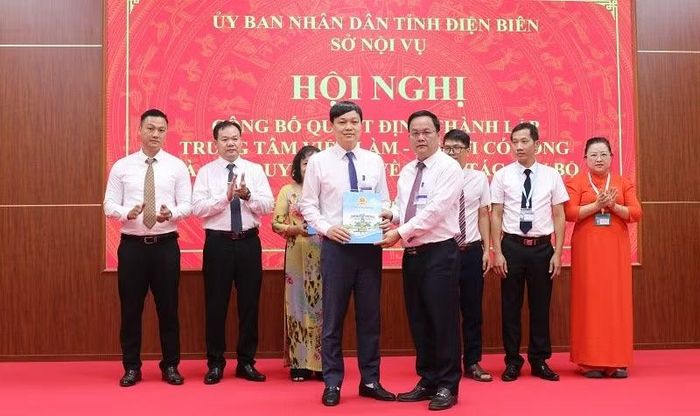 Đồng chí Nguyễn Tiến Đạt, Giám đốc Sở Nội vụ Điện Biên trao quyết định bổ nhiệm Giám đốc Trung tâm Việc làm-Người có công cho đồng chí Vũ Văn Mạnh.
