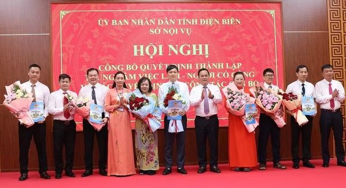 Các đồng chí lãnh đạo Sở Nội vụ Điện Biên tặng hoa chúc mừng 6 đồng chí được tin tưởng bổ nhiệm giám đốc, phó giám đốc Trung tâm Việc làm-Người có công tỉnh Điện Biên.