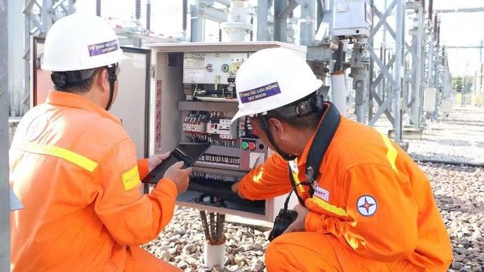 Nhân viên vận hành kiểm tra thiết bị tại Trạm biến áp 220kV Quy Nhơn, Gia Lai.