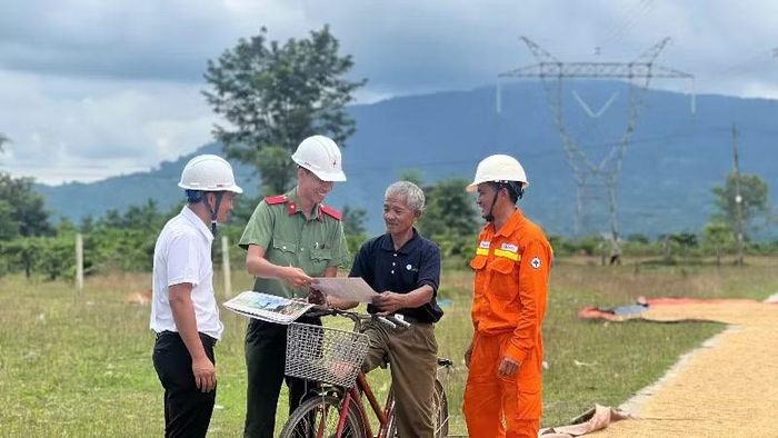 Truyền tải điện Đắk Lắk phối hợp Công an tuyên truyền bảo vệ hành lang lưới điện trên địa bàn tỉnh.