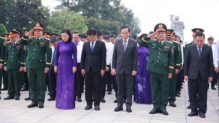 Các đại biểu dành phút mặc niệm tưởng nhớ các Anh hùng liệt sĩ tại Nghĩa trang Liệt sĩ Thành phố. (Ảnh: Hoàng Triều).