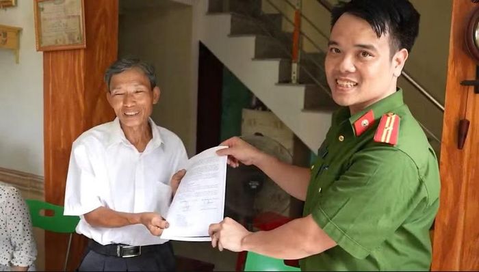 Ông Trần Văn Sang, em trai của liệt sĩ Trần Văn Vích (thôn Chấp Trung 1, xã Đoan Hùng, huyện Hưng Hà, tỉnh Thái Bình cũ) xúc động khi nhận kết quả xét nghiệm ADN xác nhận tìm được phần mộ của liệt sĩ Trần Văn Vích ở Nghĩa trang Liệt sĩ Đức Cơ, Gia Lai.