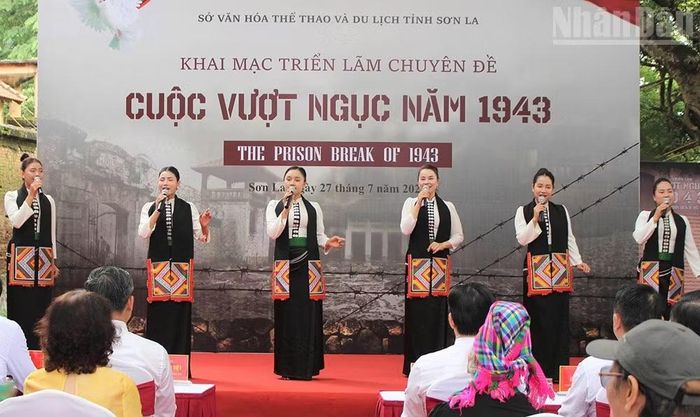 Tiết mục văn nghệ tại lễ khai mạc triển lãm chuyên đề "Cuộc vượt ngục năm 1943".
