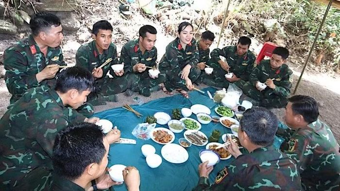 Những bữa cơm tiếp sức đồng đội, ngay ngoài khu vực tìm kiếm quy tập hài cốt liệt sĩ tại hang Đá Sập.