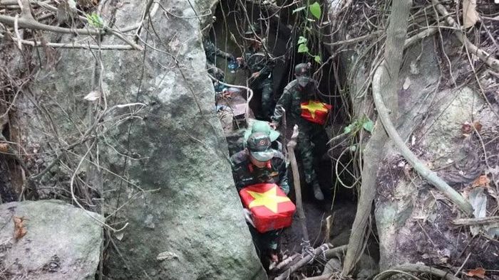 Đã tìm được 9 hài cốt liệt sĩ tại hang Đá Sập.