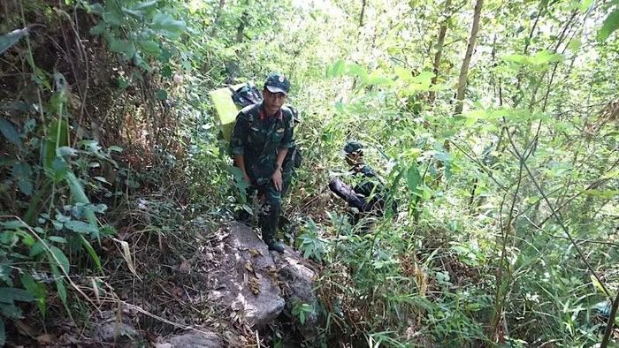 Bộ đội tiếp tục mở rộng phạm vi tìm kiếm quy tập hài cốt liệt sĩ tại hang Đá Sập.