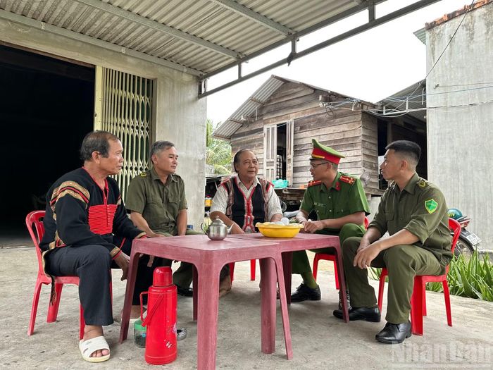 Mô hình có sự tham gia của bốn lực lượng nòng cốt: cán bộ, đảng viên trong hệ thống chính trị; già làng, người có uy tín; chức sắc, chức việc tôn giáo; và những người từng lầm lỡ nhưng đã chuyển biến nhận thức, trở về sinh hoạt tôn giáo thuần túy.