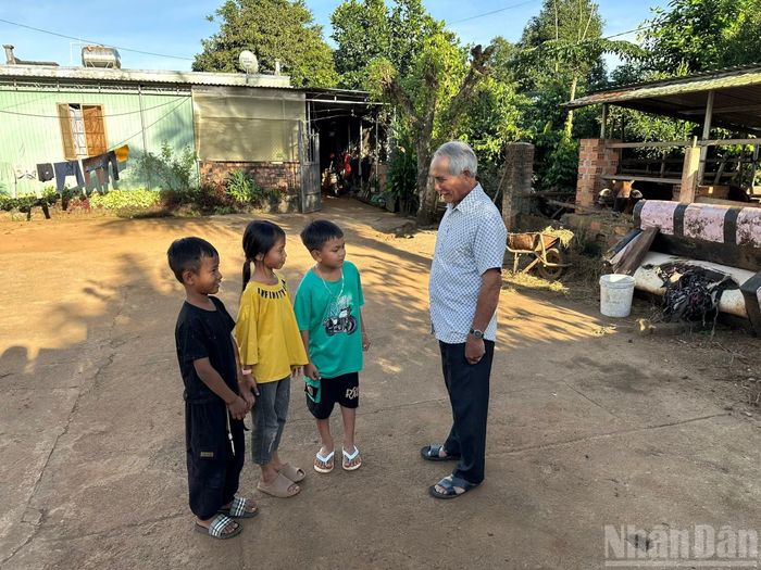 Ông Bome tận hưởng những ngày tháng sống yên vui bên con cháu, đồng thời phát huy vai trò của một người có uy tín trong cộng đồng.