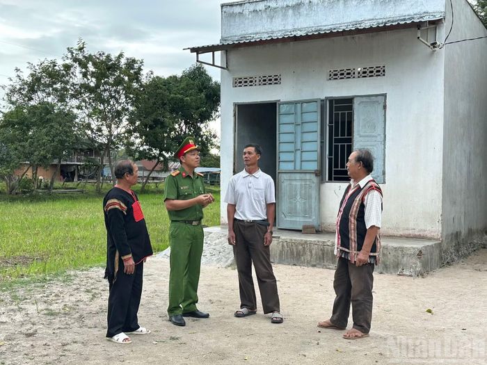 Lực lượng chức năng thường xuyên thăm hỏi, lắng nghe tâm tư, kịp thời tháo gỡ khó khăn của những người từng lầm lỡ, nay đã thực hành tôn giáo lành mạnh và tích cực tham gia các hoạt động cộng đồng.
