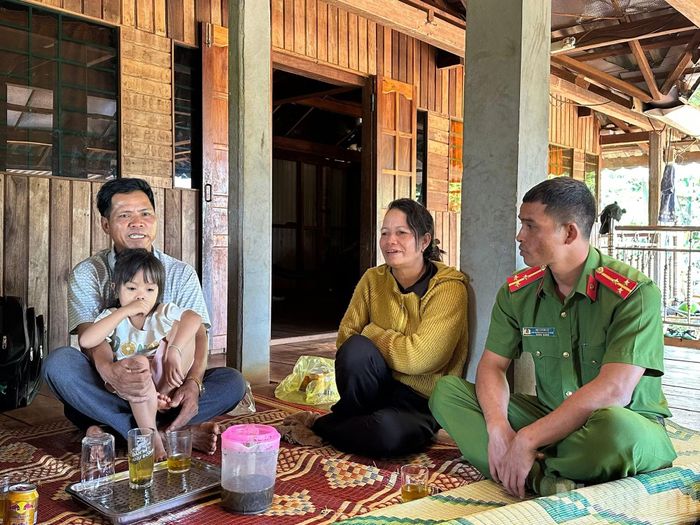 Ông Rơ Châm Mreng (ngoài cùng bên trái) từng bị đối tượng xấu dụ dỗ đi theo tổ chức phản động "Tin lành Đê-ga", sau khi được lực lượng chức năng, người có uy tín tuyên truyền vận động, ông đã trở về gia đình, thực hiện lối sống lành mạnh, tuân thủ pháp luật
