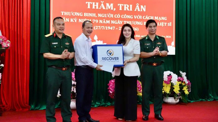 Đoàn công tác tặng quà Trung tâm Điều dưỡng thương binh và người có công Long Đất.