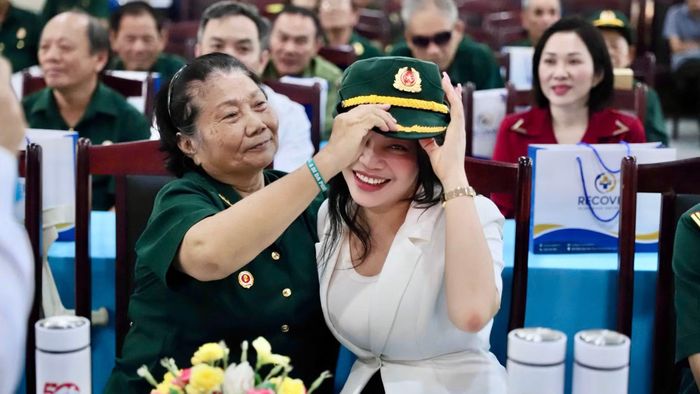 Các thương binh, bệnh binh chia sẻ những khoảnh khắc đời thường tại buổi tri ân.