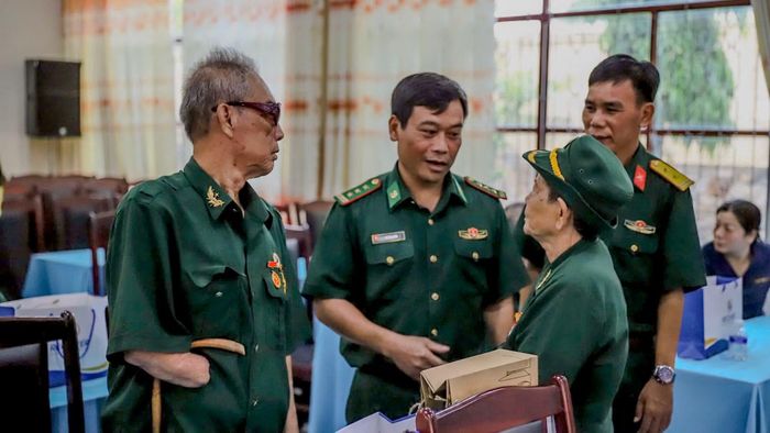 Thượng tá Vũ Văn Chiêm, Phó Chủ nhiệm Chính trị Ban Chỉ huy Bộ đội Biên phòng Thành phố Hồ Chí Minh trò chuyện cùng các thương binh.